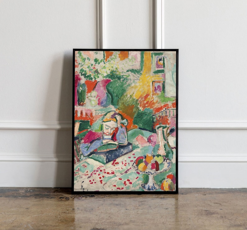 K&ouml;nnte beinhalten: Ein farbenfrohes abstraktes Gem&auml;lde einer Frau, die in einem Raum mit einem Fenster und einer Vase mit Blumen ein Buch liest. Das Gem&auml;lde ist im Stil von Henri Matisse gehalten.