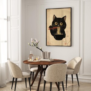 Puede incluir: Un gato negro con ojos amarillos est&aacute; comiendo fideos ramen con palillos. El gato est&aacute; sentado en un taz&oacute;n de ramen. La imagen es de estilo vintage con un fondo beige y acentos rojos.