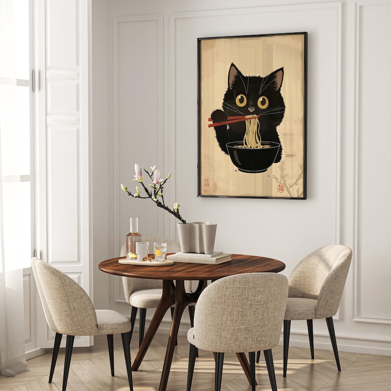 Puede incluir: Un gato negro con ojos amarillos est&aacute; comiendo fideos ramen con palillos. El gato est&aacute; sentado en un taz&oacute;n de ramen. La imagen es de estilo vintage con un fondo beige y acentos rojos.