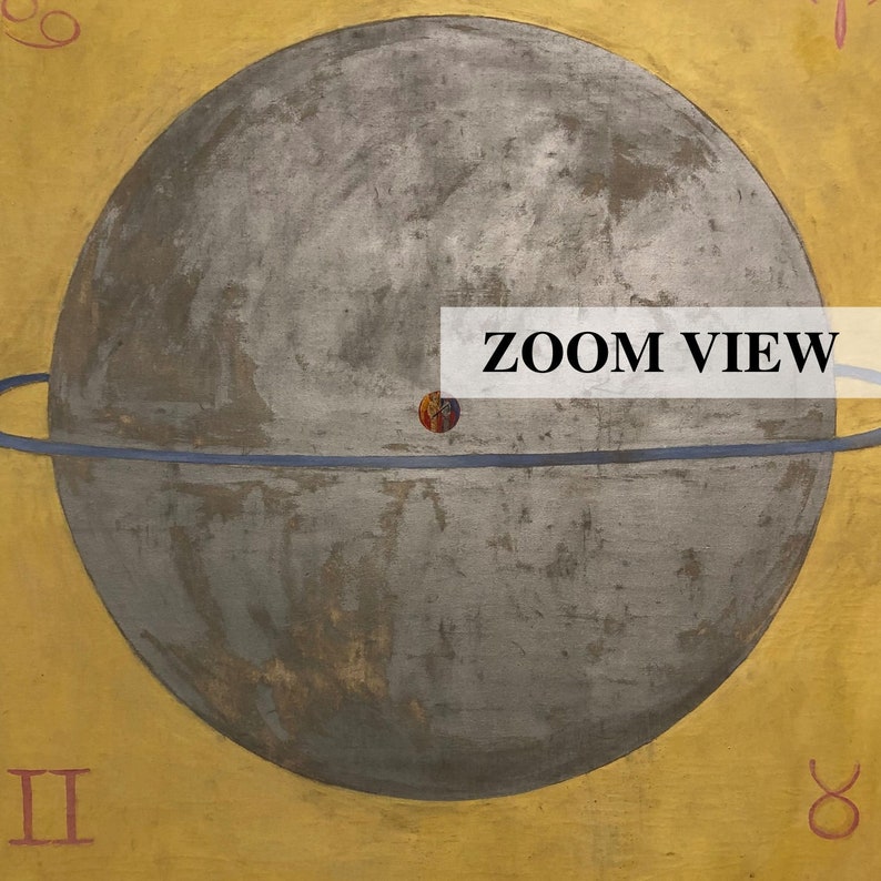 Op de afbeelding: Een zilveren globe met een blauwe ring eromheen, tegen een gele achtergrond. De globe heeft een getextureerd oppervlak en een klein rood stipje erop. De tekst "ZOOM VIEW" staat in wit op een zwarte rechthoek.