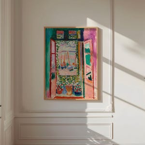 Puede incluir: Una pintura colorida de una ventana con una vista abierta de una escena de puerto. La ventana est&aacute; enmarcada en rojo y la vista est&aacute; pintada en tonos de azul, verde y rosa.