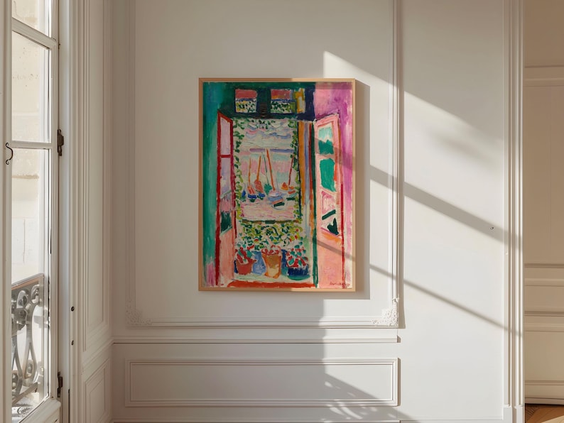 Puede incluir: Una pintura colorida de una ventana con una vista abierta de una escena de puerto. La ventana est&aacute; enmarcada en rojo y la vista est&aacute; pintada en tonos de azul, verde y rosa.