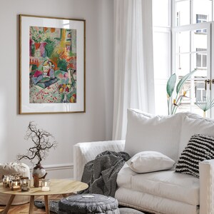 K&ouml;nnte beinhalten: Ein wei&szlig;es Sofa mit einer gestreiften Wolldecke, einem wei&szlig;en Kissen und einem schwarz-wei&szlig; gemusterten Kissen. Das Sofa steht in einem Wohnzimmer mit einem Fenster, einem Gem&auml;lde und einem Couchtisch mit einer Vase und Kerzen.