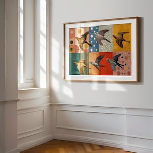 Pu&ograve; includere: Un'opera d'arte incorniciata con sei uccelli in volo, ciascuno su uno sfondo colorato e a motivi. Gli uccelli variano di colore, con sfumature di marrone, grigio e beige. L'opera d'arte &egrave; esposta in una stanza con pareti bianche e una finestra.