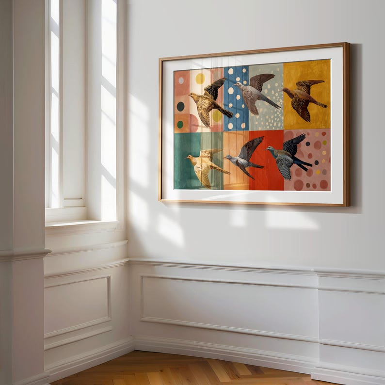 Pu&ograve; includere: Un'opera d'arte incorniciata con sei uccelli in volo, ciascuno su uno sfondo colorato e a motivi. Gli uccelli variano di colore, con sfumature di marrone, grigio e beige. L'opera d'arte &egrave; esposta in una stanza con pareti bianche e una finestra.