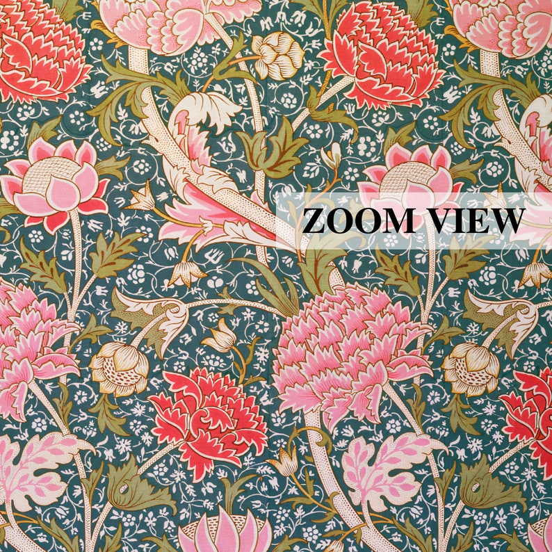 K&ouml;nnte beinhalten: Ein sich wiederholendes Muster aus rosa und roten Blumen mit gr&uuml;nen Bl&auml;ttern auf einem blaugr&uuml;nen Hintergrund. Das Muster erinnert an ein Vintage-Tapetenmuster.