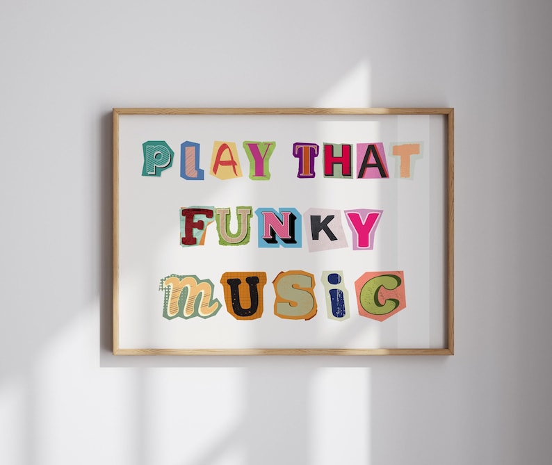 Puede incluir: Una impresi&oacute;n enmarcada con el texto "Play That Funky Music" en letras de colores recortadas. Las letras est&aacute;n dispuestas en forma escalonada y tienen un aspecto vintage y retro.
