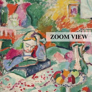 K&ouml;nnte beinhalten: Ein Gem&auml;lde, das eine Frau zeigt, die in einem Raum mit einer Vase voller Fr&uuml;chte auf einem Tisch ein Buch liest. Das Gem&auml;lde ist in einem farbenfrohen, abstrakten Stil mit kr&auml;ftigen Farbschl&auml;gen ausgef&uuml;hrt.