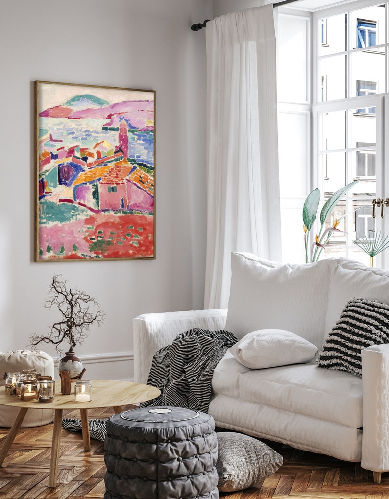 K&ouml;nnte beinhalten: Ein Gem&auml;lde, das eine farbenfrohe Landschaft mit H&auml;usern und einem Gew&auml;sser zeigt. Das Gem&auml;lde ist in Gold gerahmt und h&auml;ngt an einer wei&szlig;en Wand in einem Wohnzimmer.