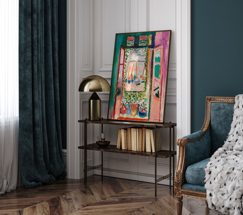 Puede incluir: Una pintura enmarcada de una ventana colorida con vista a un puerto. La ventana est&aacute; pintada en tonos de rosa, verde, azul y amarillo. La pintura est&aacute; colgada en una pared blanca en una habitaci&oacute;n con cortinas azul oscuro y un suelo de madera.