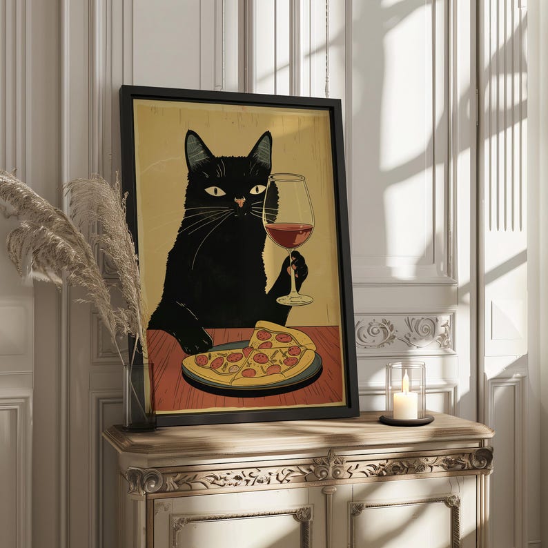 Może przedstawiać: Czarny kot z kieliszkiem czerwonego wina i kawałkiem pizzy przed nim. Obraz jest w stylu vintage z ż&oacute;łtym tłem.