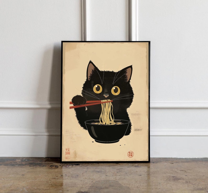 Puede incluir: Un gato negro con grandes ojos amarillos est&aacute; comiendo fideos ramen con palillos de una taza negra. La imagen es de estilo vintage con un fondo beige y caracteres japoneses rojos.
