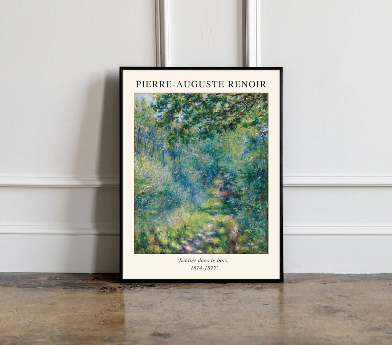 K&ouml;nnte beinhalten: Ein gerahmter Druck eines Gem&auml;ldes von Pierre-Auguste Renoir mit dem Titel "Sentier dans le bois, 1874-1877". Das Gem&auml;lde zeigt einen &uuml;ppigen gr&uuml;nen Wald mit einem Pfad, der durch ihn f&uuml;hrt. Die Farben sind leuchtend und die Pinselstriche sind sichtbar.