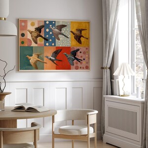 Pu&ograve; includere: Una stampa artistica incorniciata con sei uccelli in volo su uno sfondo geometrico colorato. L'opera presenta uccelli nelle tonalit&agrave; del marrone, grigio e blu, su uno sfondo di quadrati con punti e cerchi. La cornice &egrave; di colore legno chiaro.