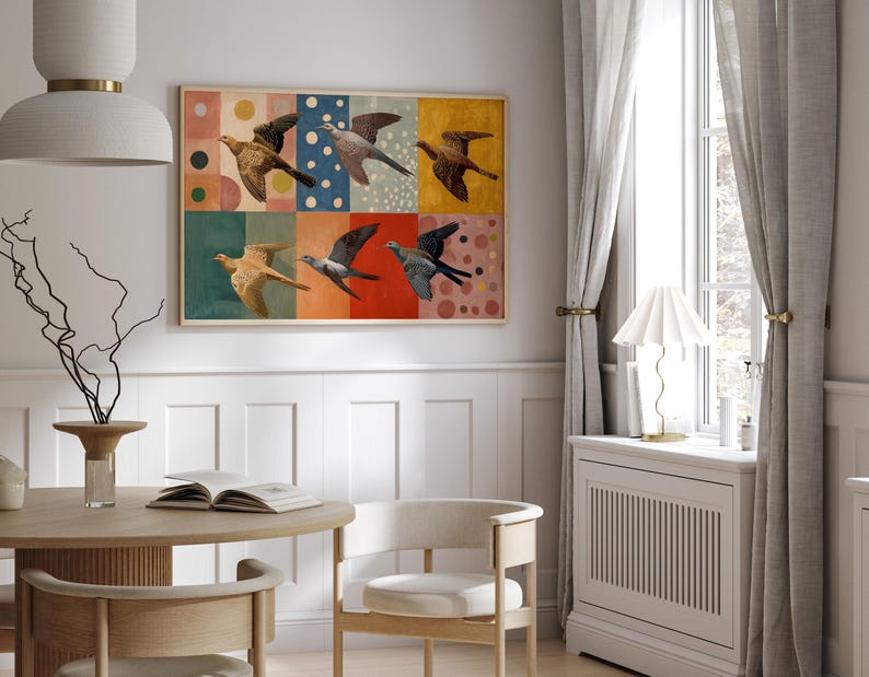 Pu&ograve; includere: Una stampa artistica incorniciata con sei uccelli in volo su uno sfondo geometrico colorato. L'opera presenta uccelli nelle tonalit&agrave; del marrone, grigio e blu, su uno sfondo di quadrati con punti e cerchi. La cornice &egrave; di colore legno chiaro.