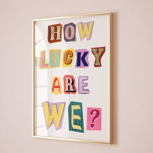 Qué suerte tenemos, decoración de dormitorio de niñas, símbolos hechos con revistas recicladas, letras de revistas coloridas, idea de regalo para ella