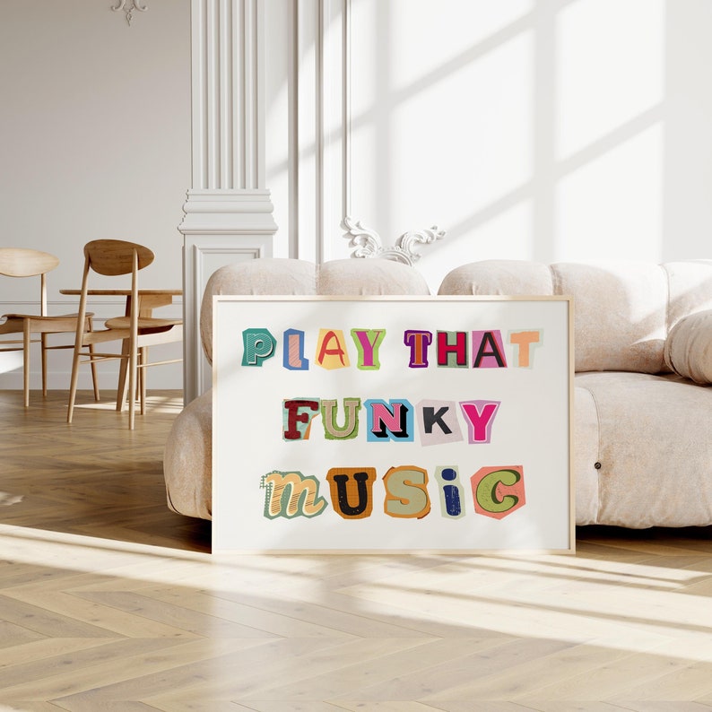 Puede incluir: Una impresi&oacute;n enmarcada con el texto "PLAY THAT FUNKY MUSIC" en letras de colores recortadas. Las letras est&aacute;n dispuestas en un patr&oacute;n escalonado, creando un dise&ntilde;o l&uacute;dico y din&aacute;mico.