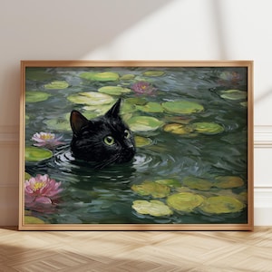 Può includere: Stampa artistica incorniciata raffigurante un gatto nero che nuota in uno stagno con ninfee e ninfee rosa. Il gatto ha gli occhi verdi ed è parzialmente immerso. L'opera d'arte è in una cornice di legno.