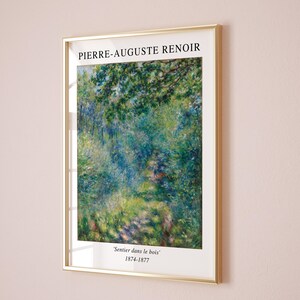 K&ouml;nnte beinhalten: Ein gerahmter Druck eines Gem&auml;ldes von Pierre-Auguste Renoir mit dem Titel "Sentier dans le bois" (Pfad im Wald). Das Gem&auml;lde zeigt einen &uuml;ppigen gr&uuml;nen Wald mit einem Pfad, der durch ihn f&uuml;hrt. Die Farben sind lebendig und impressionistisch, mit Schattierungen von Gr&uuml;n, Blau und Gelb.