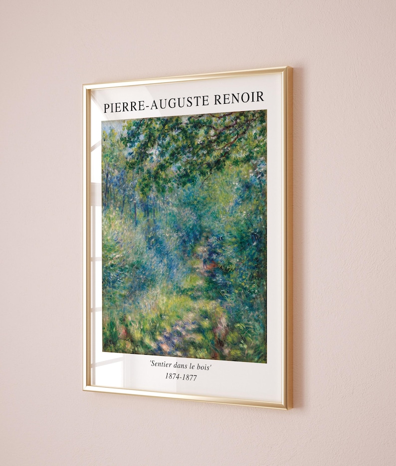 K&ouml;nnte beinhalten: Ein gerahmter Druck eines Gem&auml;ldes von Pierre-Auguste Renoir mit dem Titel "Sentier dans le bois" (Pfad im Wald). Das Gem&auml;lde zeigt einen &uuml;ppigen gr&uuml;nen Wald mit einem Pfad, der durch ihn f&uuml;hrt. Die Farben sind lebendig und impressionistisch, mit Schattierungen von Gr&uuml;n, Blau und Gelb.