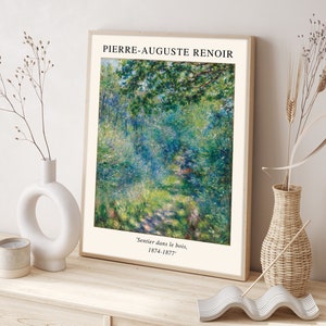K&ouml;nnte beinhalten: Ein gerahmter Druck eines Gem&auml;ldes von Pierre-Auguste Renoir mit dem Titel "Sentier dans le bois, 1874-1877". Das Gem&auml;lde zeigt eine &uuml;ppige gr&uuml;ne Waldszene mit einem Weg, der durch die B&auml;ume f&uuml;hrt.