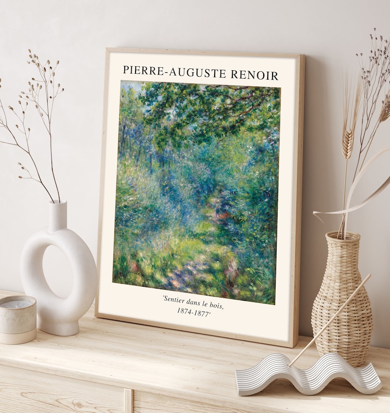 K&ouml;nnte beinhalten: Ein gerahmter Druck eines Gem&auml;ldes von Pierre-Auguste Renoir mit dem Titel "Sentier dans le bois, 1874-1877". Das Gem&auml;lde zeigt eine &uuml;ppige gr&uuml;ne Waldszene mit einem Weg, der durch die B&auml;ume f&uuml;hrt.