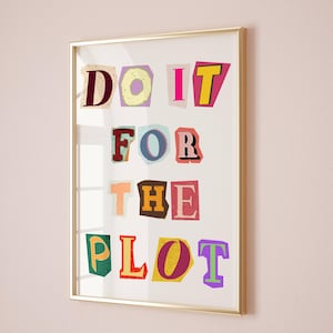 Può includere: Una stampa incorniciata con il testo "DO IT FOR THE PLOT" in lettere colorate ritagliate. Le lettere sono disposte a scalare e hanno un'estetica vintage, in stile album di ritagli.