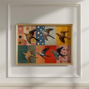 Pu&ograve; includere: Un'opera d'arte incorniciata con sei uccelli in volo, su uno sfondo patchwork di quadrati colorati. Gli uccelli hanno piumaggio marrone, grigio e blu. Lo sfondo include pois e motivi geometrici.