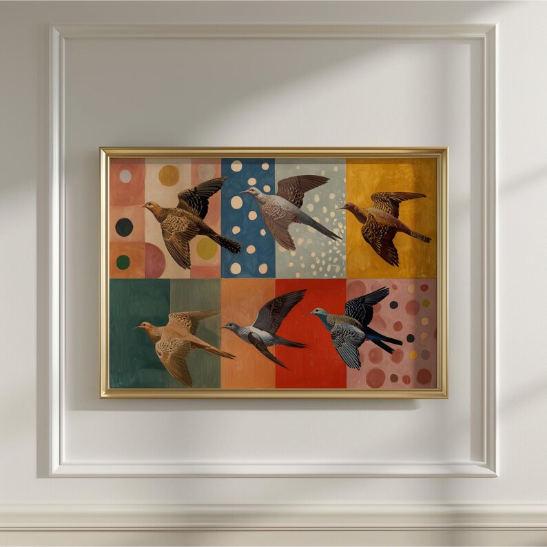 Pu&ograve; includere: Un'opera d'arte incorniciata con sei uccelli in volo, su uno sfondo patchwork di quadrati colorati. Gli uccelli hanno piumaggio marrone, grigio e blu. Lo sfondo include pois e motivi geometrici.