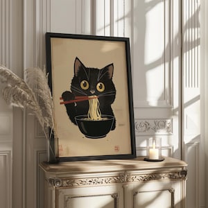 Puede incluir: Un gato negro con ojos amarillos est&aacute; comiendo fideos ramen de un taz&oacute;n con palillos. El gato est&aacute; representado en un p&oacute;ster de estilo vintage con texto japon&eacute;s.