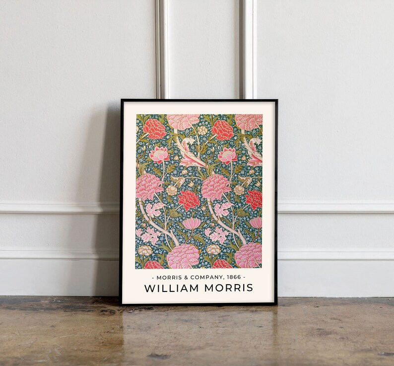 K&ouml;nnte beinhalten: Ein gerahmter Druck eines Blumenmusters in den Farben Rosa, Rot, Gr&uuml;n und Blau. Der Druck zeigt ein sich wiederholendes Muster aus Blumen und Bl&auml;ttern. Der Text "Morris & Company, 1866" und "William Morris" ist unter dem Bild gedruckt.