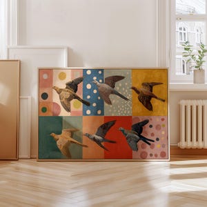 Pu&ograve; includere: Un'opera d'arte incorniciata con sei uccelli in volo, ciascuno su uno sfondo colorato e a motivi. Gli uccelli hanno piume marroni e grigie. Lo sfondo include quadrati rosa, blu, verdi e gialli con pois e cerchi.