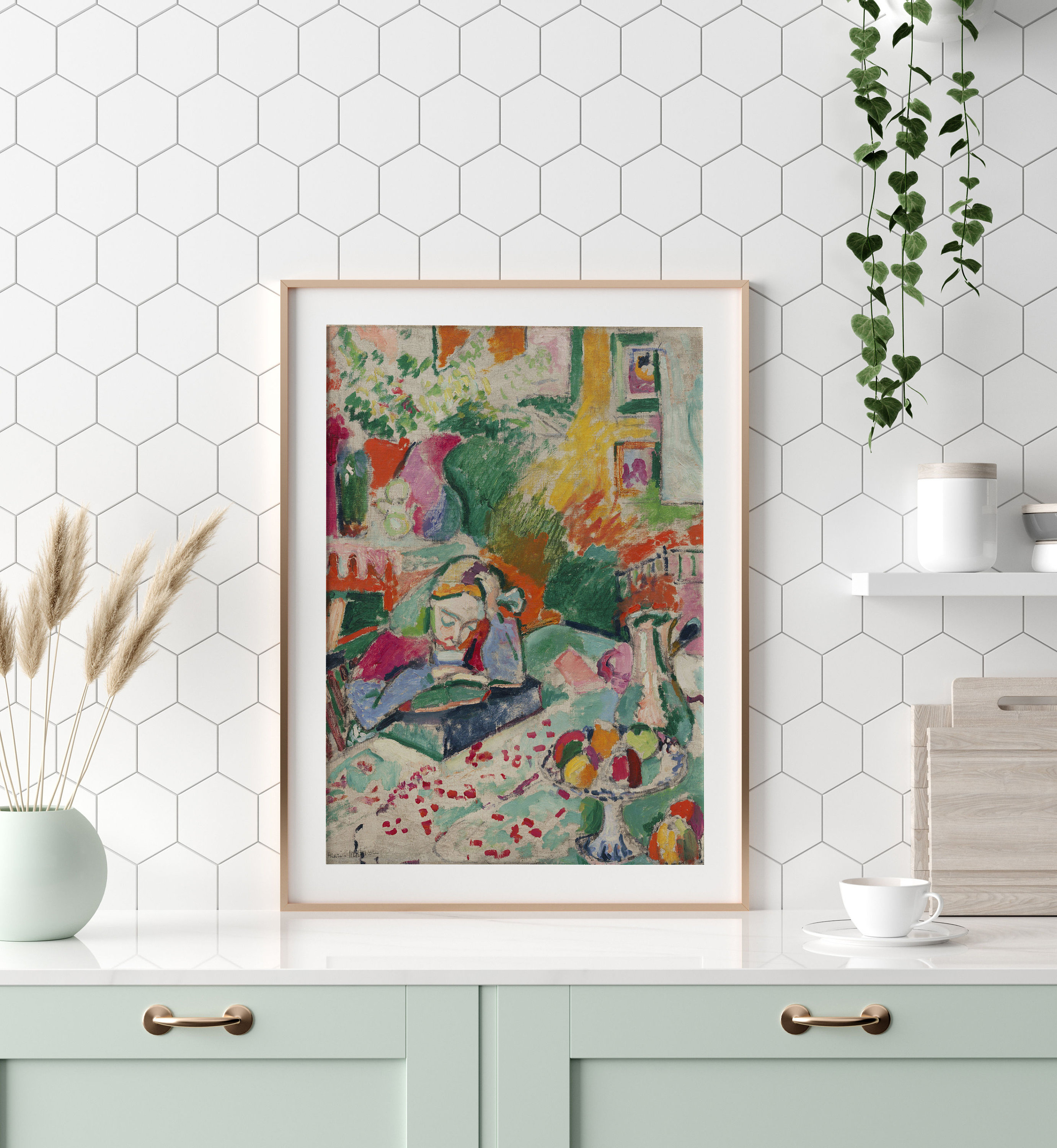 K&ouml;nnte beinhalten: Ein farbenfrohes abstraktes Gem&auml;lde einer Frau, die in einem Raum mit einer Blumenvase, einer Schale mit Fr&uuml;chten und einem Fenster im Hintergrund sitzt.