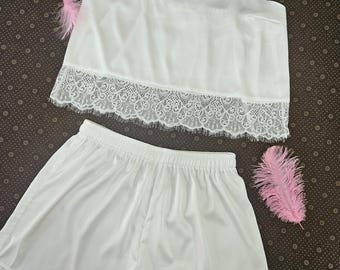 Conjunto de pijama blanco para novia con camisola de encaje y shorts. Pijamas para damas de honor.