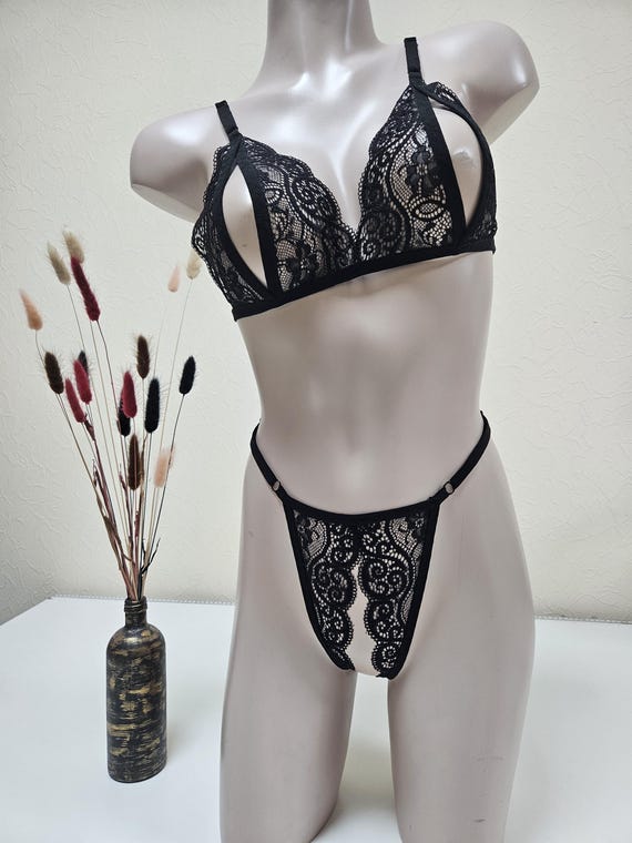 Set Intimo Donna Pizzo Floreale &ndash; Reggiseno Aperto E Slip Senza Fondo &ndash; 2 Pezzi