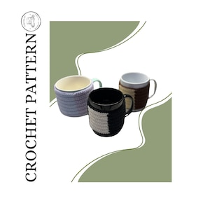 Może przedstawiać: Trzy dziergane na drutach ocieplacze do kubków w różnych kolorach i wzorach. Ocieplacze znajdują się na kubkach, jeden jest jasnoniebieski, jeden jest czarno-biały, a jeden jest brązowo-biały.