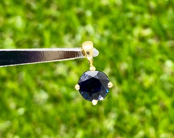 Small 18ct Yellow Gold Sapphire Pendant