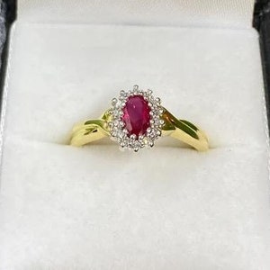 Anillo de oro de 18 quilates con rubíes y diamantes