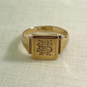 Vintage 9ct Yellow Gold Engraved Signet Ring