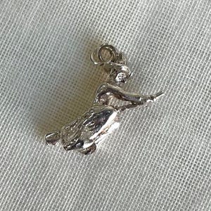 Pendentif sorcière sur balai en argent sterling