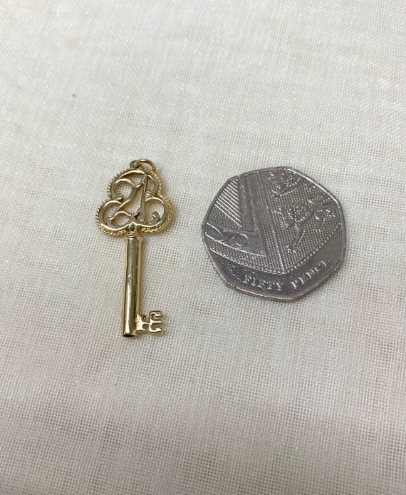 9ct Yellow Gold 21 Key Pendant - image 4