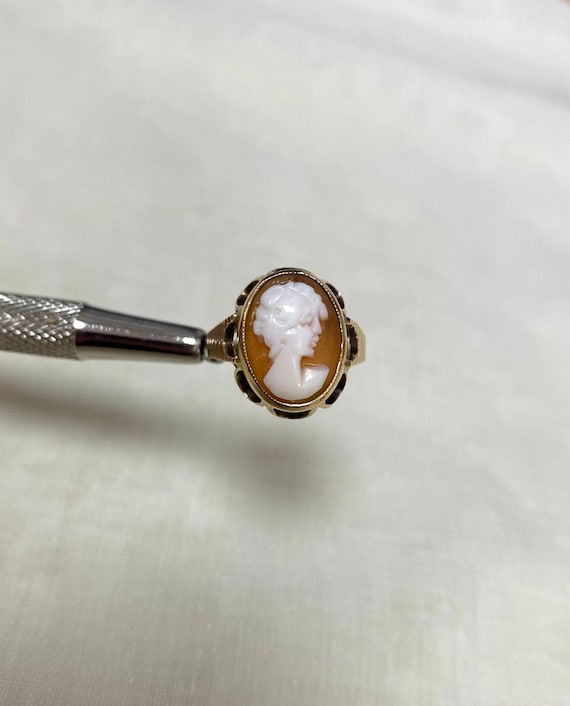 Vintage 9ct Yellow Gold Lady Cameo Ring - image 1