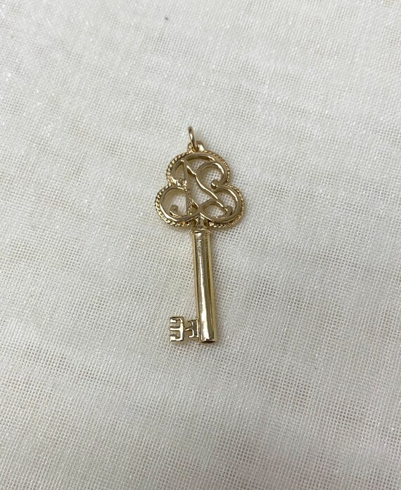 9ct Yellow Gold 21 Key Pendant - image 3