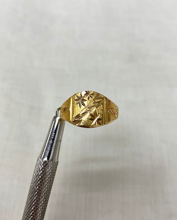 Vintage 22ct Yellow Gold Engraved Starburst Satin 