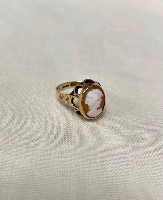 Vintage 9ct Yellow Gold Lady Cameo Ring - image 8