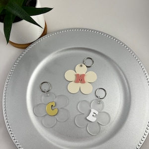 Terug naar school rugzaklabels, rugzaksleutelhanger, initialensleutelhanger, initiaalsleutelhanger madeliefje, retro initiaalsleutelhanger, sleutelhanger bloem