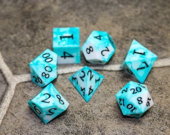 Conjunto de dados D&D azul e branco