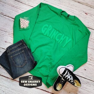 GRINCHY - Estampado de hojaldre - Camisa de Navidad - Camisa divertida - Camisa con estampado de hojaldre
