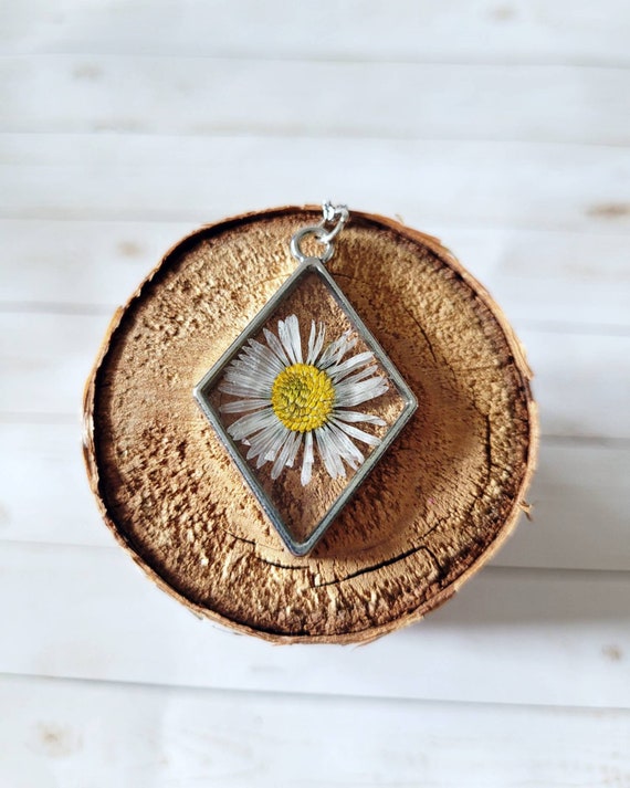 Pressed clearance daisy necklace