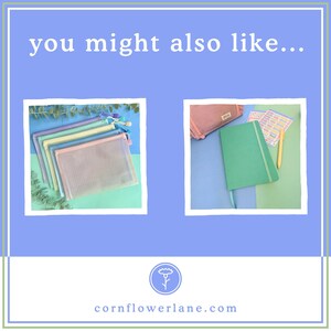 Puede incluir: Un gr&aacute;fico con el texto you might also like... que muestra un conjunto de cinco estuches de malla transl&uacute;cida con cremallera en colores pastel y una imagen separada con un cuaderno verde, un estuche rosa, pegatinas y un bol&iacute;grafo amarillo.